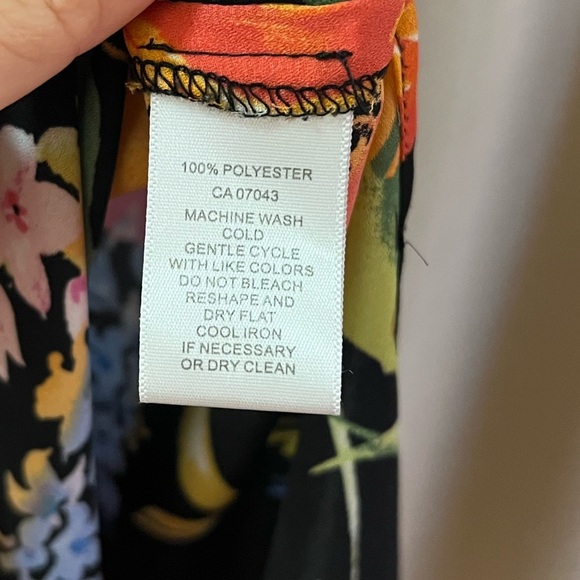 ⚫️ BOGO Black Flowy Long Top with Multicolor Floral Design Size Medium - Picture 8 of 9